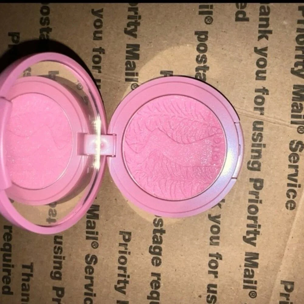 Tarte Amazonian Clay 12-hour Blush in Adored makeup